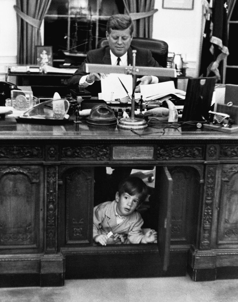 Stanley Tretick'in 2 Ekim 1963 tarihli John F. Kennedy Jr.'ın Resolute masasında oynarken çekilmiş fotoğrafı
