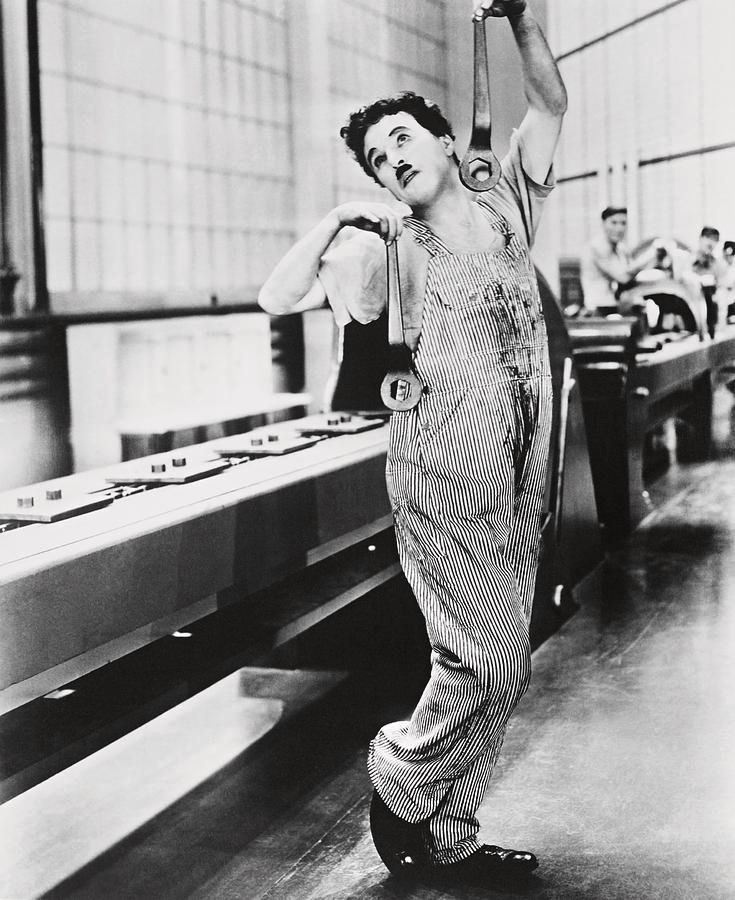 Modern Times filminden sahne. Charlie Chaplin anahtlarlar ile.