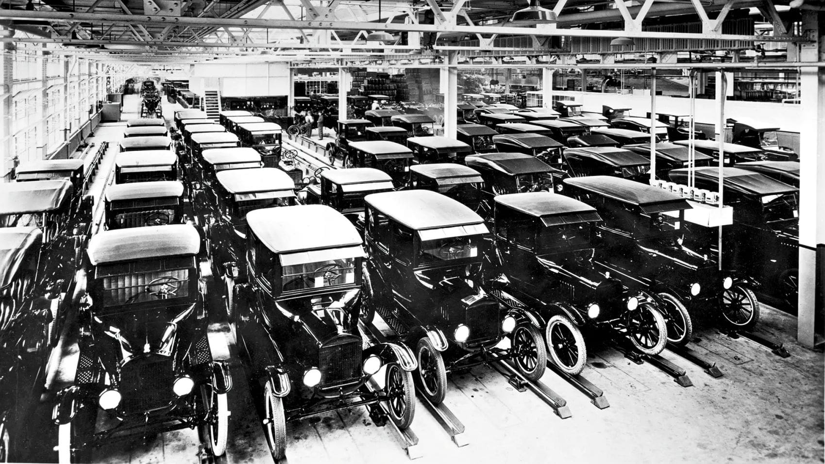 Ford Model T arabaları, fabrikadan görüntü. (Hulton Archive/Getty Images tarafından)
