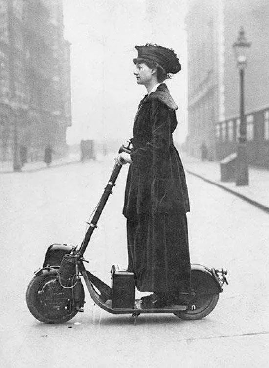 Lady Florence Norman, motorlu scooter&#39;ıyla Londra&#39;da