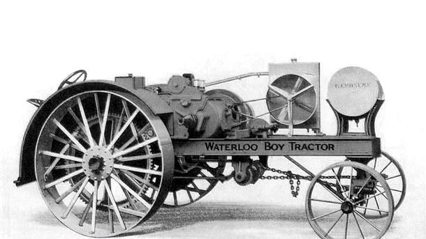 John Froelich'in 1890'da, tarım endüstrisine ilk gazla çalışan traktörü tanıttı.